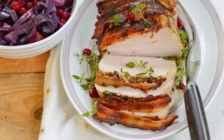 Mehukas joulukalkkuna punakaalin kera